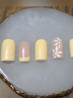 Source Unknown Yellow Daisy Press-On Nail Set